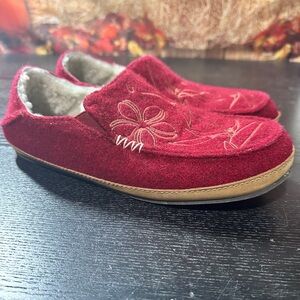 OluKai Nohea Kilohana women's slippers in dark red wool Sz 8 Euro 38